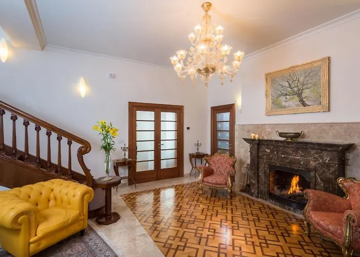 ヴィラ Luxury Seafront Castello With Heated Pool, Jacuzzi And Sauna At The In スプリト