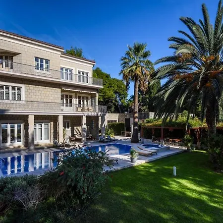 Luxury Seafront Castello With Heated Pool, Jacuzzi And Sauna At The In ספליט