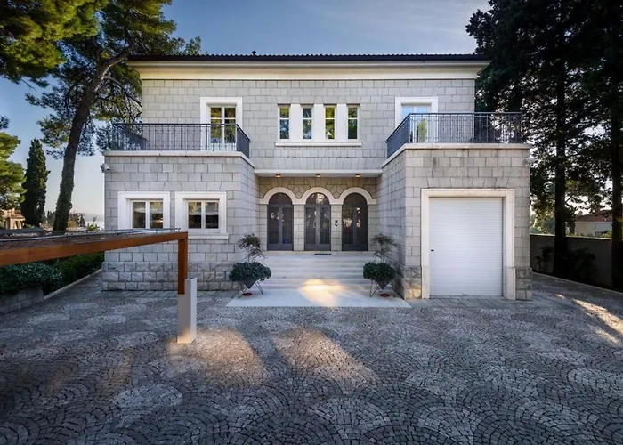 Вілла Luxury Seafront Castello With Heated Pool, Jacuzzi And Sauna At The In