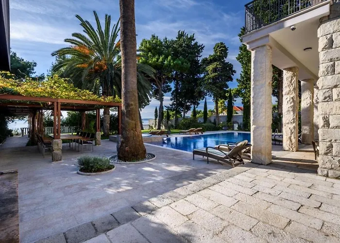 Вілла Luxury Seafront Castello With Heated Pool, Jacuzzi And Sauna At The In