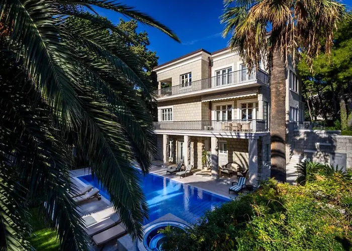 Luxury Seafront Castello With Heated Pool, Jacuzzi And Sauna At The In Спліт