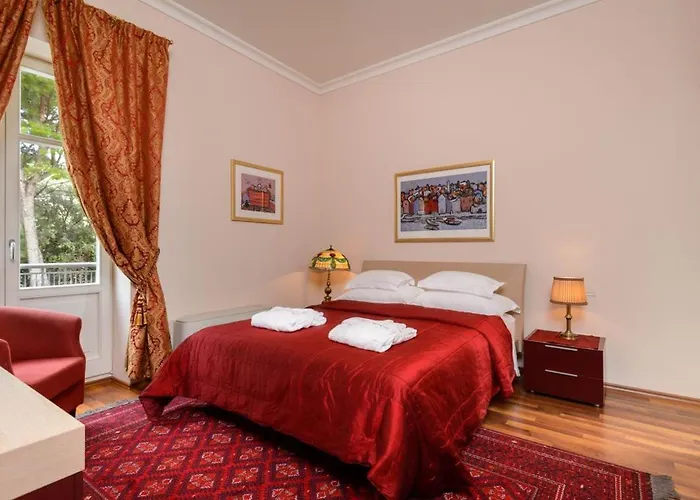 Luxury Seafront Castello With Heated Pool, Jacuzzi And Sauna At The In Спліт