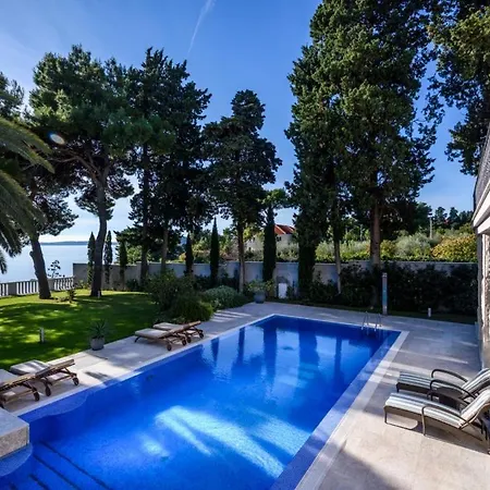别墅 Luxury Seafront Castello With Private Heated Pool, Jacuzzi And Sauna At The In 斯普利特
