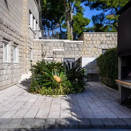 Luxury Seafront Castello With Heated Pool, Jacuzzi And Sauna At The In 스플리트