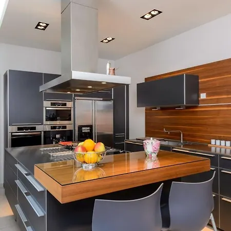 빌라 Luxury Seafront Castello With Heated Pool, Jacuzzi And Sauna At The In 스플리트