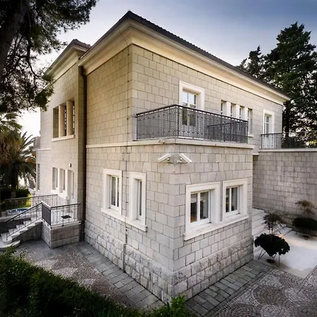 Luxury Seafront Castello With Heated Pool, Jacuzzi And Sauna At The In فيلة سبليت