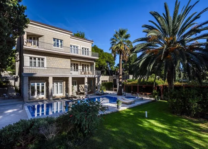 Luxury Seafront Castello With Heated Pool, Jacuzzi And Sauna At The In 斯普利特