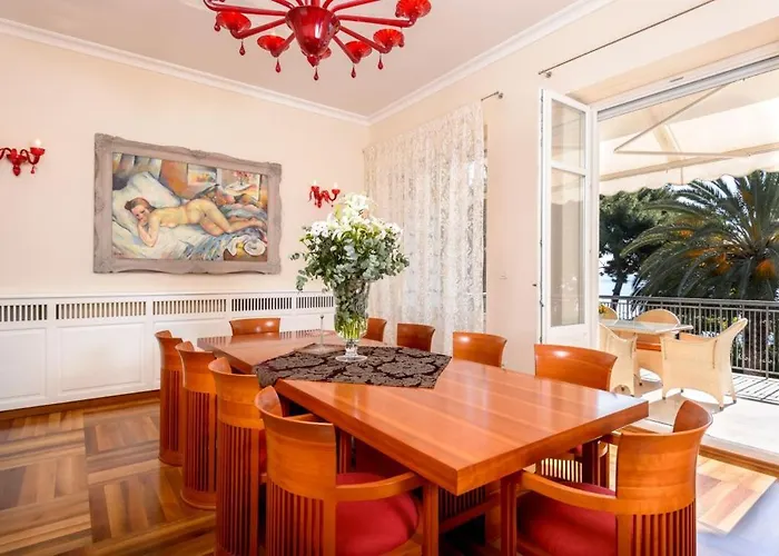 Luxury Seafront Castello With Heated Pool, Jacuzzi And Sauna At The In 斯普利特