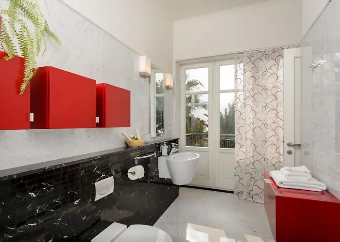 Luxury Seafront Castello With Heated Pool, Jacuzzi And Sauna At The In 斯普利特