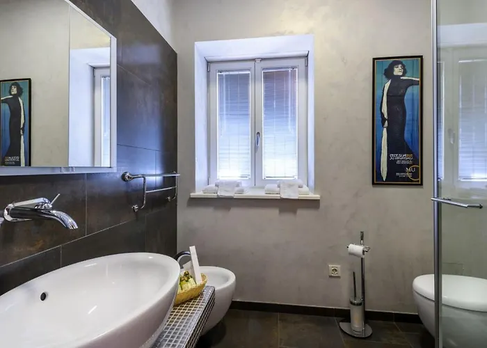 Luxury Seafront Castello With Heated Pool, Jacuzzi And Sauna At The In 斯普利特