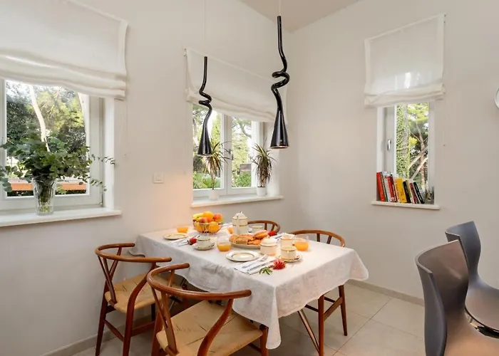 Luxury Seafront Castello With Heated Pool, Jacuzzi And Sauna At The In 斯普利特