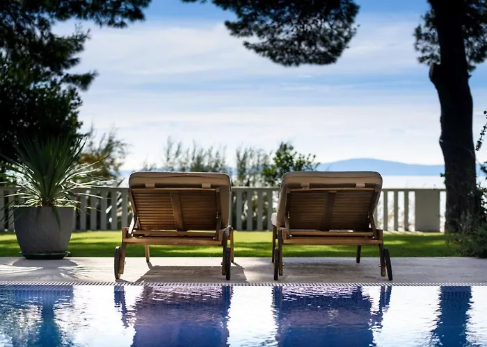 Luxury Seafront Castello With Heated Pool, Jacuzzi And Sauna At The In 斯普利特