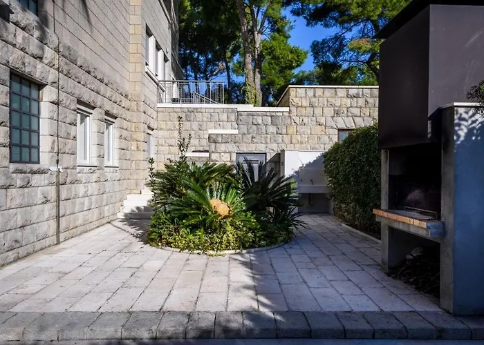 Luxury Seafront Castello With Heated Pool, Jacuzzi And Sauna At The In 斯普利特