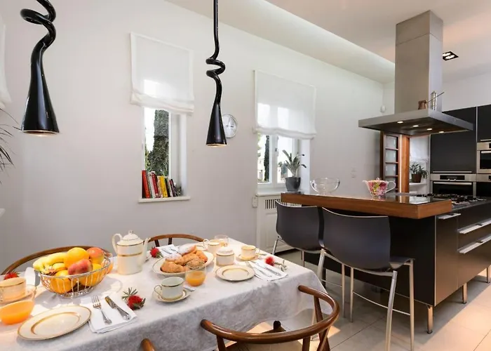 Luxury Seafront Castello With Heated Pool, Jacuzzi And Sauna At The In 斯普利特