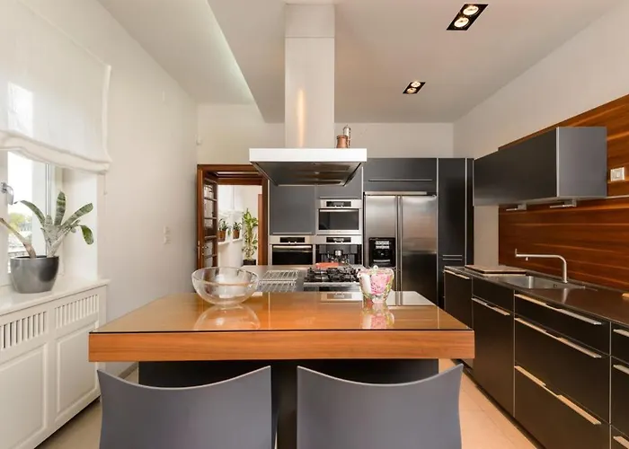 别墅 Luxury Seafront Castello With Heated Pool, Jacuzzi And Sauna At The In 斯普利特