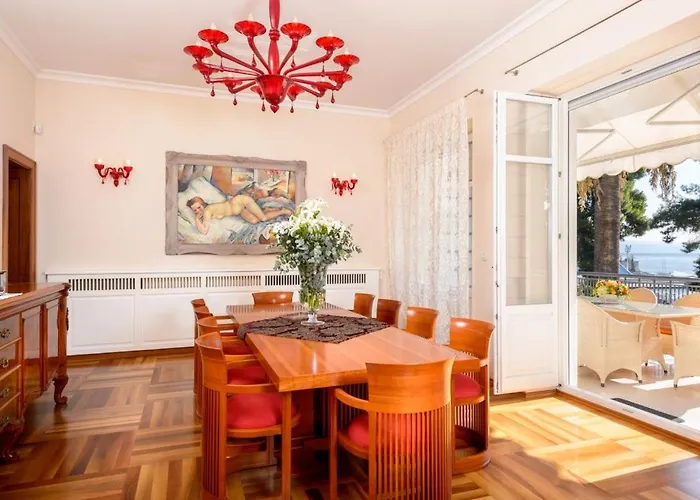 Luxury Seafront Castello With Heated Pool, Jacuzzi And Sauna At The In 斯普利特