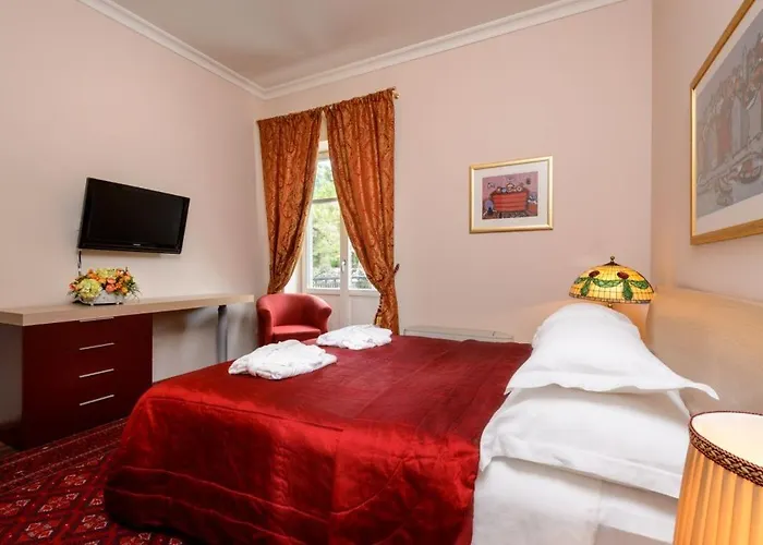 Luxury Seafront Castello With Heated Pool, Jacuzzi And Sauna At The In 别墅 斯普利特