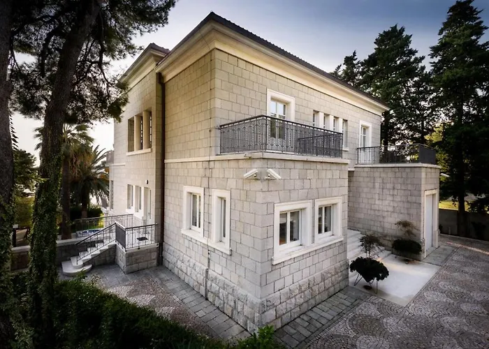 Luxury Seafront Castello With Heated Pool, Jacuzzi And Sauna At The In 别墅 斯普利特